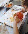 Teilnehmender beim Kürbis schnitzen