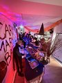 Foto von schräg oben auf die gruselig geschmückte Halloweenbar samt Barkeeper und Gäste. 