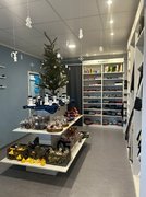 Neuer Trainingsbereich picSELL: weihnachtlich geschmückter Verkaufsraum mit Warensortiment