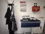 Pflegeutensilien Foto: Pflegeutensilien, Erste Hilfe Kasten, Kalender und weiteres Frisörzubehör