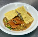 Zu sehen ist ein angerichteter Teller mit hausgemachten Ravioli, die mit einer Pilzrahmsauce serviert werden.