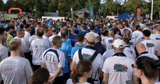 Foto: Vielzahl von Menschen in Sportkleidung am Startpunkt