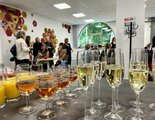 Feiernde Personen unscharf im Hintergrund und gefüllte Gläser im Vordergrund