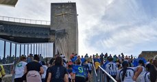 Foto: Viele Treppen mit vielen sportlichen Menschen auf dem Weg nach oben