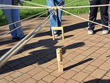 Teilnehmende beim Geschicklichkeitsspiel Fröbelturm Teilnehmende spielen das Geschicklichkeitsspiel Fröbelturm