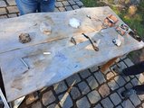 Tisch mit verschiedenen Werkstoffen Tisch mit verschiedenen Werkstoffen wie Watte, Stein, Eisen und Holz