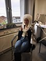 Trockenhaube Foto einer Kundin unter der Trockenhaube