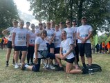Das Team der Mitarbeitenden des BTZ Plauen am Rennplatz des 13. Firmenlaufs im Vogtland