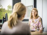 Einblick in die Arbeit der NTRA: Eine Patientin im Gespräch mit einer Mitarbeiterin der NTRA