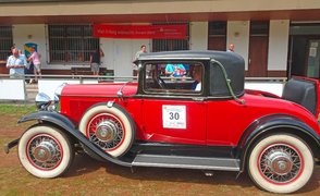 Roter Oldtimer auf dem Ausstellungsgelände