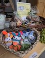 Foto: Abgebildet sind zwei Verkaufskörbchen, gefüllt mit verschiedenen selbst gestalteten Osterprodukten, wie z. B. gehäkelten Osterhäschen. 