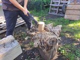 Holzhacken mit Axt Teilnehmender bei der Bearbeitung von Holz mit einer Axt