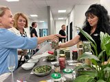 3 Frauen probieren sich an der Teestation und mischen sich mit verschiedenen Kräutern eine eigene Teesorte