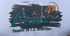 Foto: Rückseite vom Laufshirt mit Collage 40 Jahre faw und Skyline von Berlin