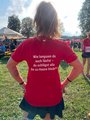 Rückenansicht des Laufshirts Rückenansicht einer Läuferin samt Laufshirt mit Motivationsspruch