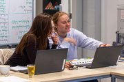 Weiterbildung und Austausch während des Workshops Foto: Zwei Mitarbeitende des BTZ sind im Gespräch am Laptop.