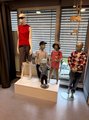 Schaufensterpuppen, welche ansprechende Outfits für eine Schulanfangsfeier präsentieren im PicSELL