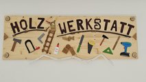 Fertiges Endprodukt Foto des Endproduktes: Ein Holzschild, auf dem Holz-Werkstatt steht, verziert mit verschiedenem Werkzeug.