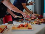 Fachtagung Depression Foto vom Buffet mit silbernen und weißen Platten mit üppig mit Früchten dekorierten Kuchenstücken.