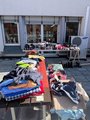 Flohmarktstand mit Textilien Flohmarktstand mit Textilien