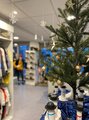 Neuer Trainingsbereich picSELL: Im Vordergrund ein geschmückter Weihnachtsbaum, im Hintergrund verschwommen das Warenangebot. 