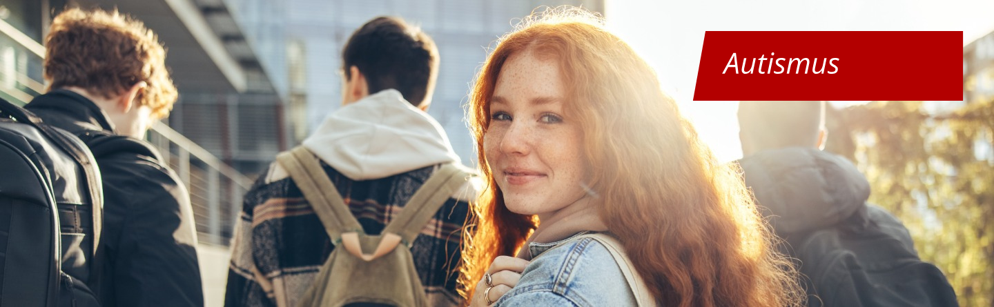 Berufliche Rehabilitation für Menschen mit Autismus Symbolbild Autismus: Eine junge Frau läuft hinter einer Gruppe junger Männer und blickt zurück in die Kamera