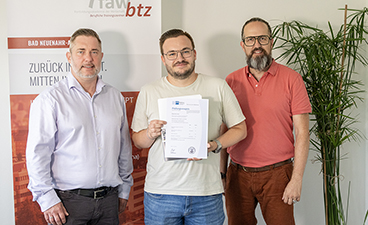 Foto mit Auszubildendem, Leitung und Ausbilder