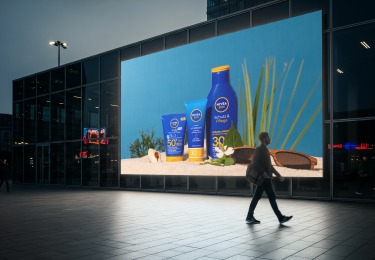 Abschlussarbeit: Werbefotografie Foto der Abschlussarbeit: Werbetafel, auf der ein Foto von inszenierten Sonnenschutzproduktion zu sehen ist.