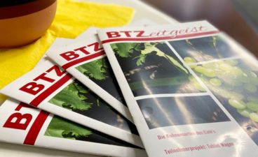 BTZeitgeist-Magazine liegen aufgefächert im Foyer des BTZ Gera