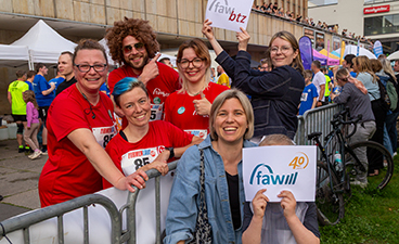 Teamfoto der Läufer*innen und Kolleginnen beim Zieleinlauf des Firmenlaufs in Gera