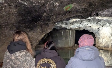Foto: Drei Teilnehmende beim Besichtigen der Marienglashöhle