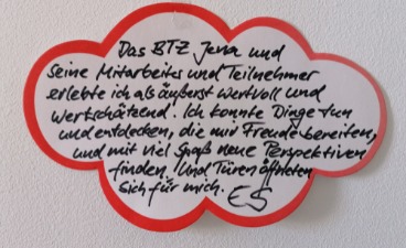 Feedback eines Teilnehmers, geschrieben auf ein Papier in Wolkenform