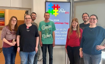 Gruppenfoto mit ehemaligen Teilnehmenden im BTZ Jena