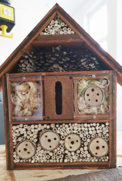 Insektenhotel aus Holz mit Spitzdach