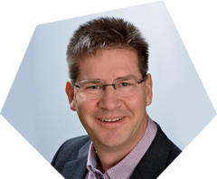 Christoph Maaß vor grauem Hintergrund