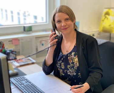 Sarah Zielezinski am Telefon
