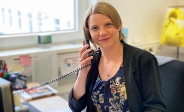 Teaserbild: Sarah Zielezinski am Telefon