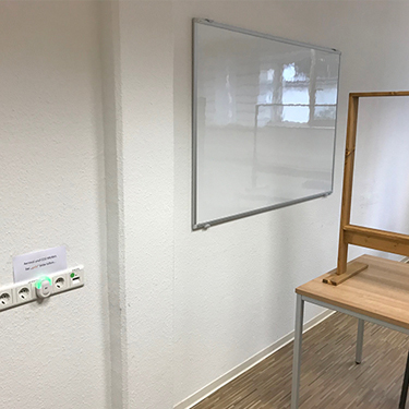 Unterrichtsraum mit Aerosolwarmelder im BTZ Mainz. Unterrichtsraum mit Aerosol-Warnmelder und Trennwänden.