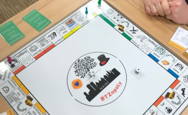 Foto: Das Monopoly-Spielfeld mit BTZ Mainz Bezügen.
