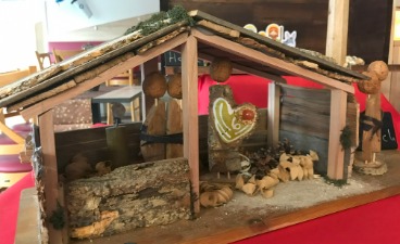 Foto: Handgefertigte Weihnachtkrippe aus Holz. 
