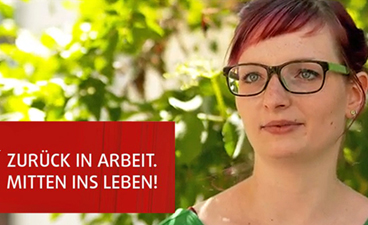 Teaserbild: Junge Frau mit roten Haaren und Brille.