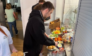 Abschlusstag der BVB 2025 Foto vom Abschlusstag 2025 der BvB. Zu sehen sind mehrere Personen am Frühstücksbuffet.