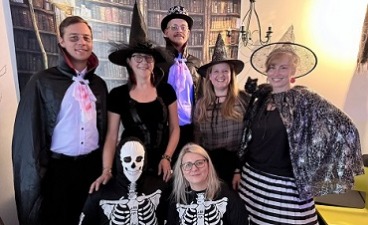 Gruppenfoto: Sieben Mitarbeitende in gruseligen Kostümen