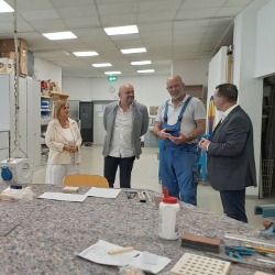 Abgeordneter im Bereich Handwerk 1 Ausbilder und 2 Mitglieder der Leitung im Gespräch mit dem Landrat