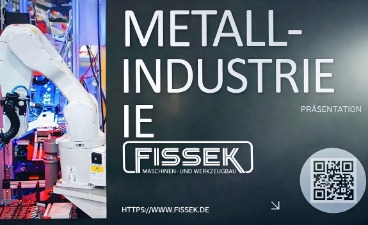 Screenshot des Titelbildes der Präsentation der Firma Fissek: links ein Roboterarm, rechts der Text: Metall-Industrie Fissek.