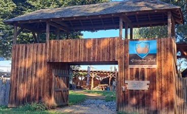 Eingangstor Foto vom Eingangstor aus Holz zum Historischen Dorf