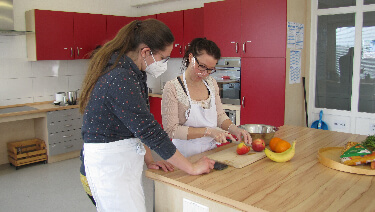 Zwei Frauen arbeiten in der Küche mit der RehaGoal-App