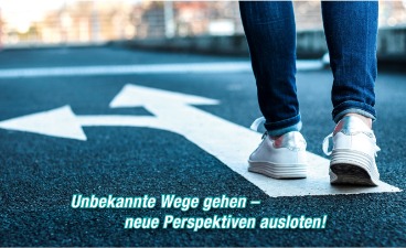 Zu sehen sind die Beine einer Person in Hosen und Turnschuhen. Auf dem Boden ist in Laufrichtung der Person ein Pfeil, der 2 Wegoptionen vorgibt. 