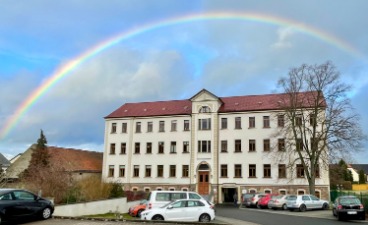 Außenansicht TTZ Oschatz 2024 mit Regenbogen