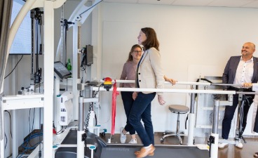 Landrätin Cornelia Weigand zu Gast in der Neurologischen Therapie RheinAhr (NTRA) Die Landrätin des Landkreises Ahrweiler, Cornelia Weigand, testet ein Laufband in der Neurologischen Therapie RheinAhr (NTRA)
